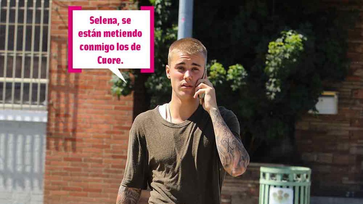 Justin Bieber hablando por teléfono por la calle