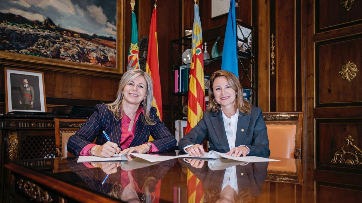 Firma del convenio entre el Ayuntamiento de Castelló y CaixaBank.