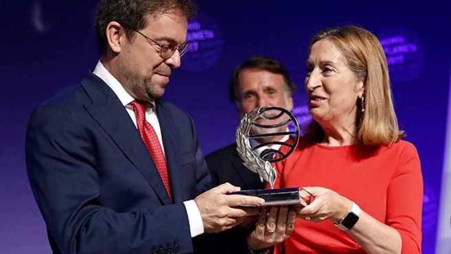 El escritor Javier Sierra recibe de manos de la presidenta del congreso de los diputados, Ana Pastor, el trofeo durante la gala celebrada ayer en Barcelona.