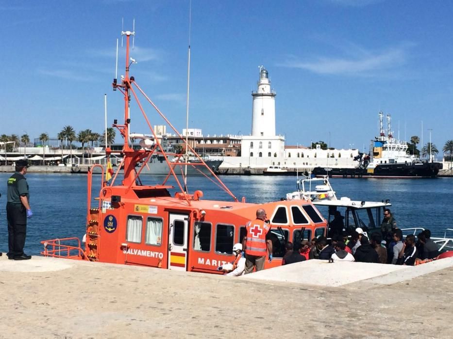 Llega una patera al puerto de Málaga