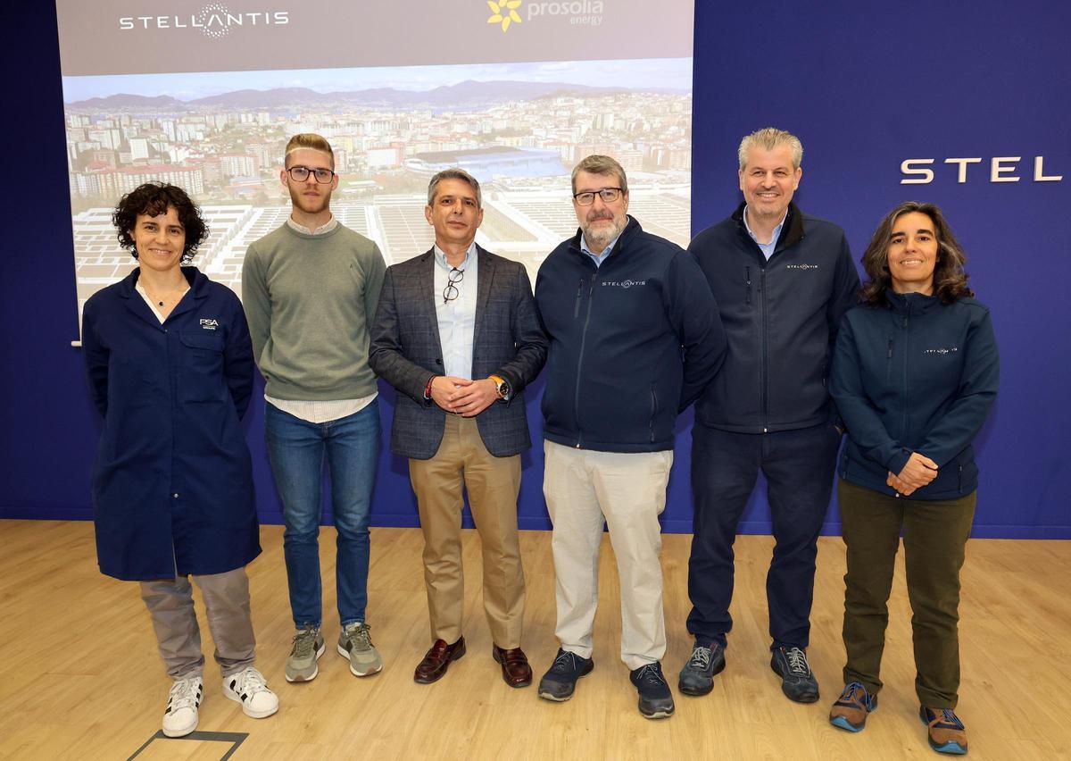 Antonio Ramón, country manager de Prosolia en España, y José Luis Alonso Mosquera, director de Stellantis Vigo, en el centro, ayer, en la presentación con parte de sus equipos