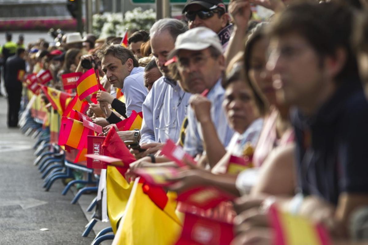 Los primeros ciudadanos se congregan desde primera hora de la mañana en la calles del recorrido que harán los Reyes tras la proclamación de Felipe VI en las Cortes.
