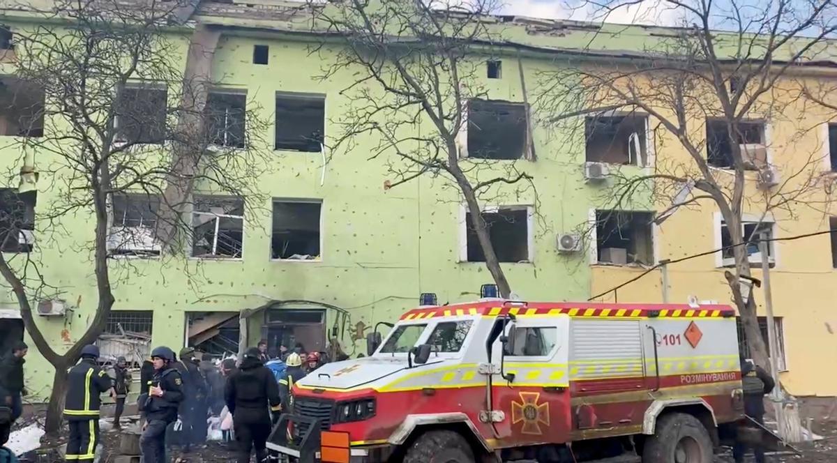 Tropes russes bombardegen l'hospital infantil de Mariúpol