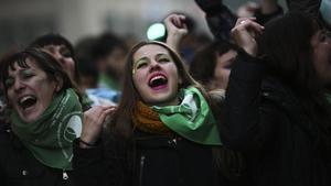 Miles de personas festejan, el pasado junio, la aprobación de la despenalizacion del aborto en Argentina.