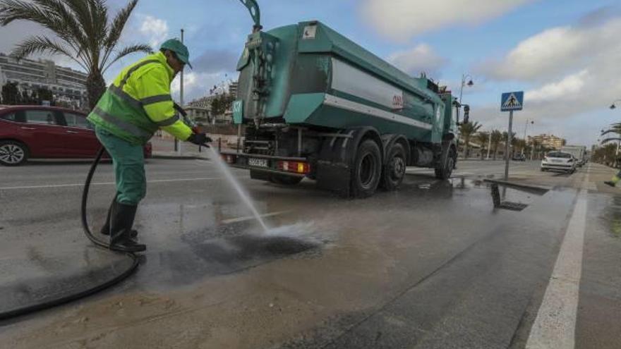 Refuerzo en Arenales para limpiar las calles cubiertas  de barro tras el temporal