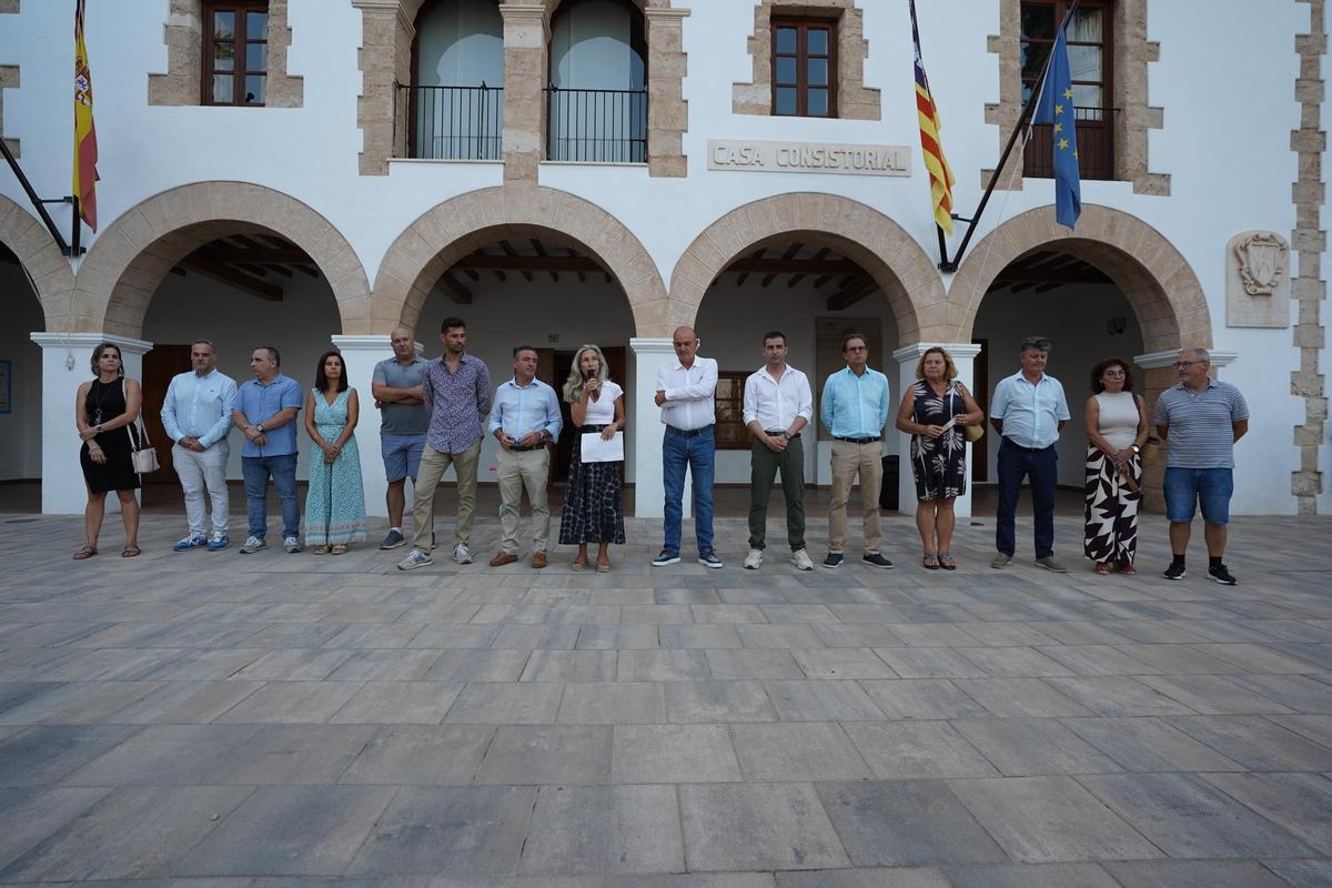 Mira las imágenes de la concentración en apoyo a Ceuta en Santa Eulària Mira las imágenes de la concentración en apoyo a Ceuta en Santa Eulària