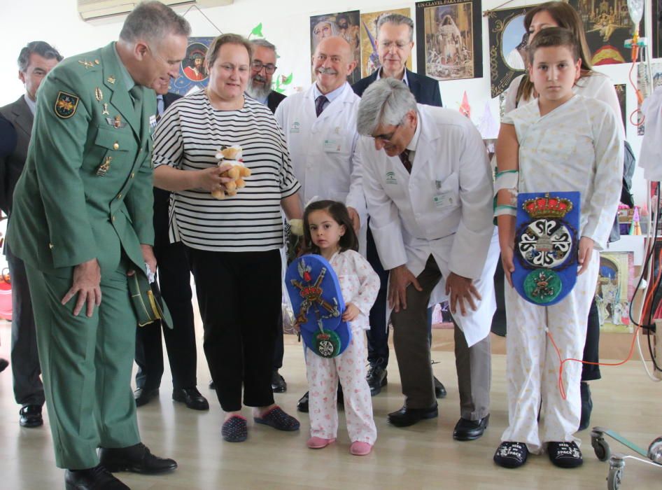 Visita de la Legión a los niños ingresados en el Hospital Materno.