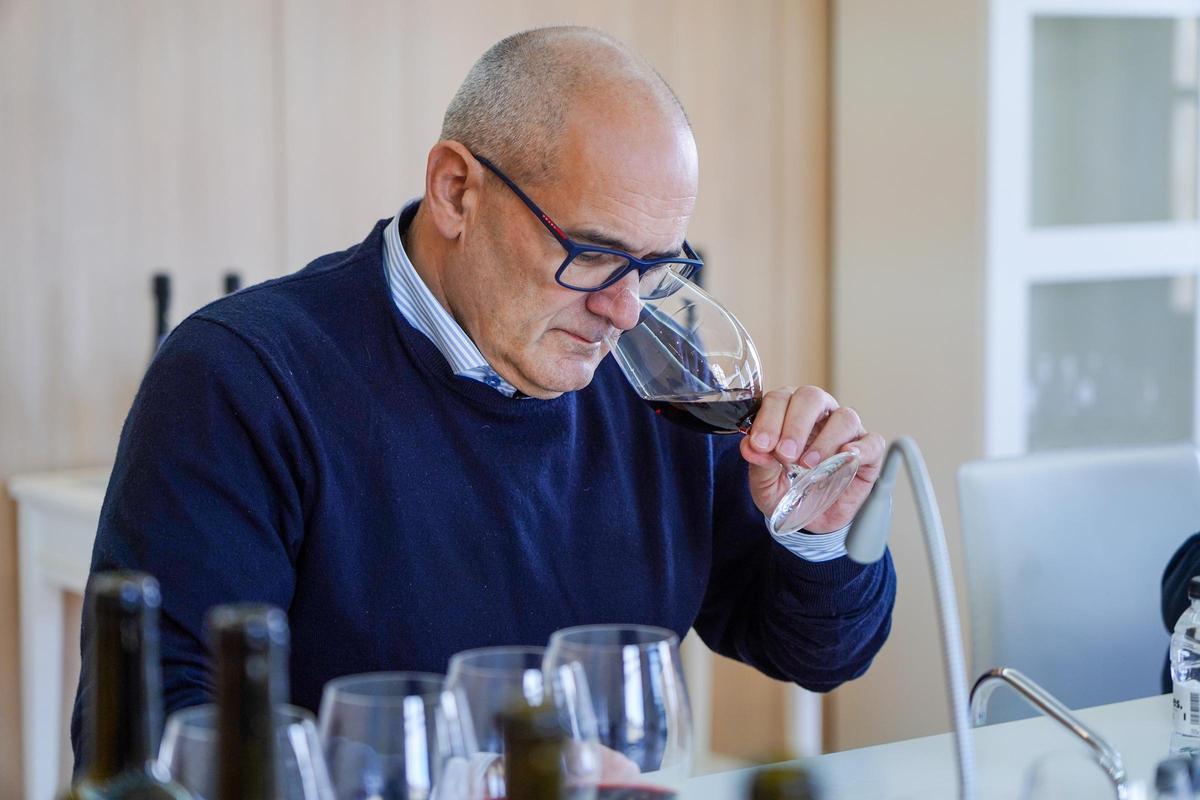 Pedro Ballesteros, experto en vinos, durante una de las catas verticales.