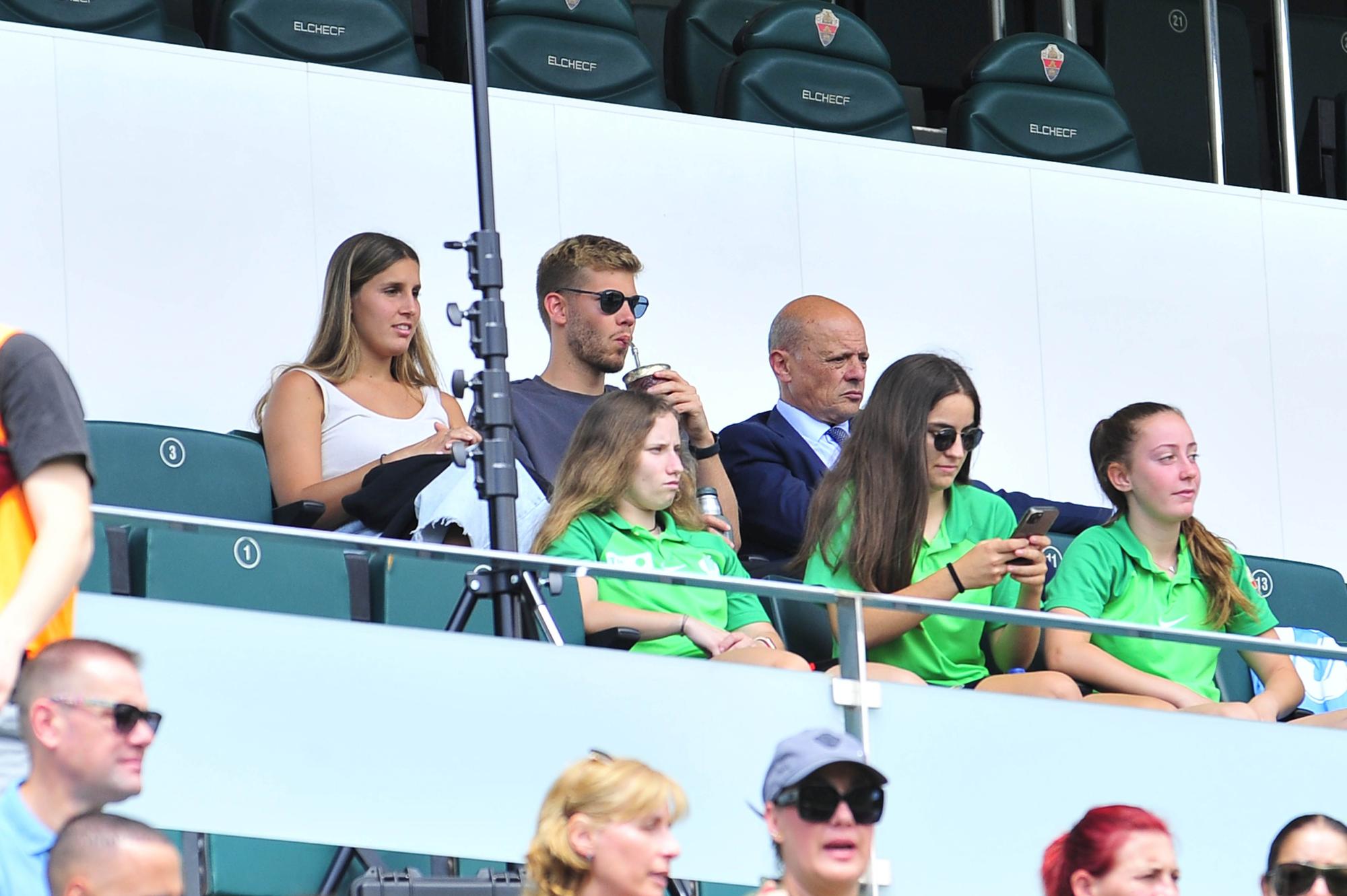 El Elche Femenino celebra su ascenso a Segunda RFEF jugando en el Martínez Valero