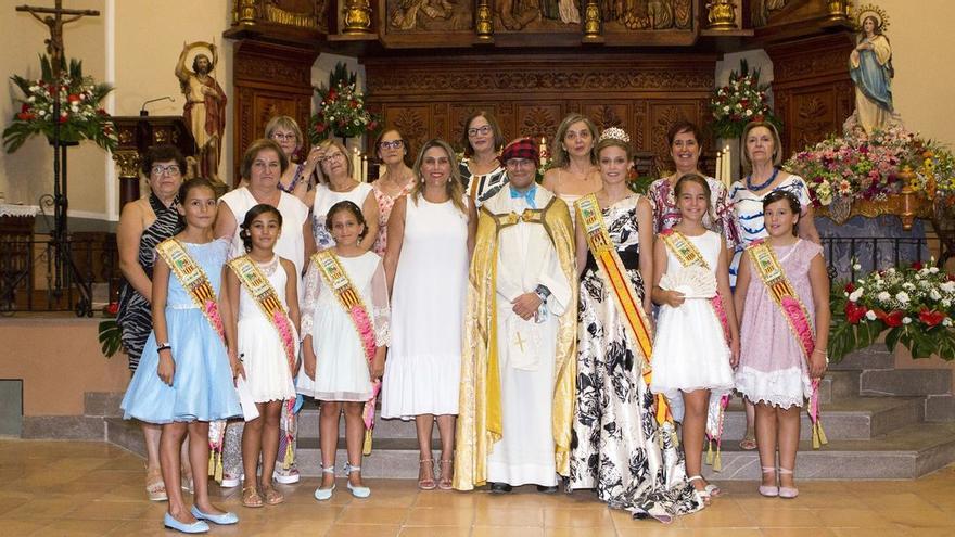 La alcaldesa de Vall d&#039;Alba, Marta Barrachina, con representantes festivas, tras la misa en honor a la patrona.