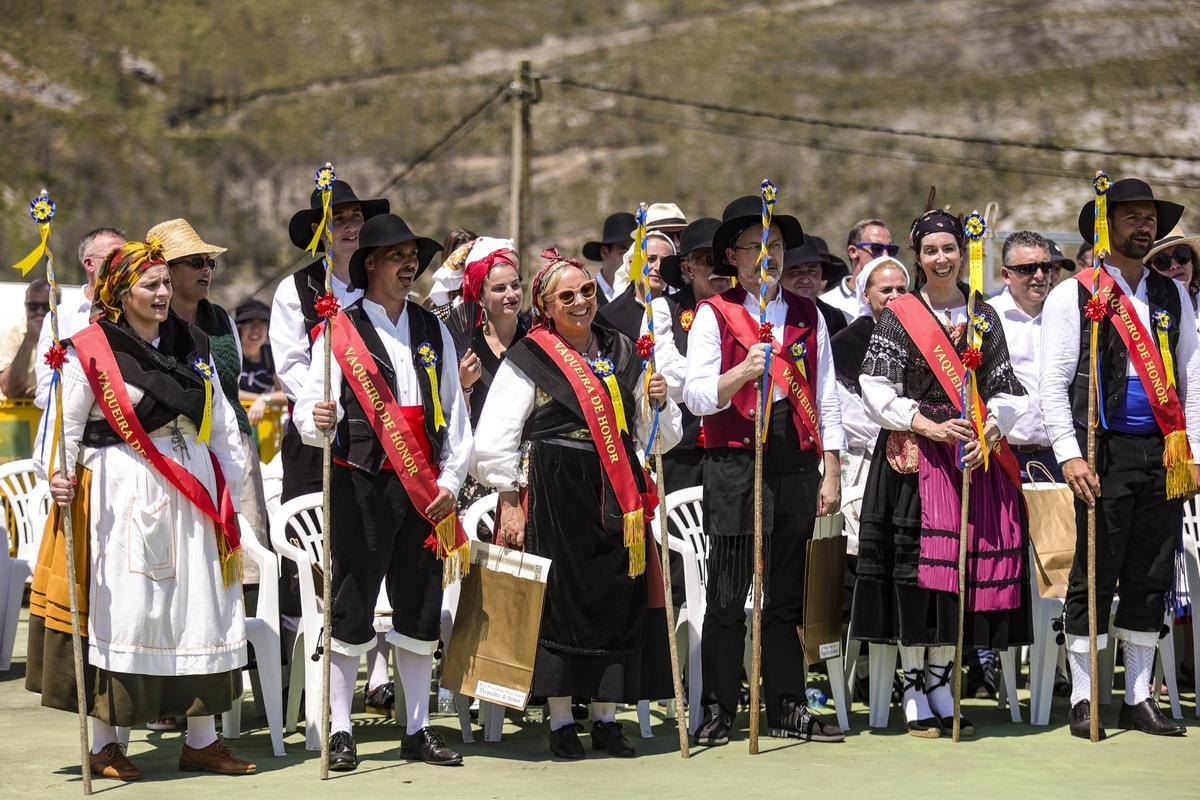 En imágenes: Así es la boda vaqueira que cada último domingo de julio llena la braña de Aristébano