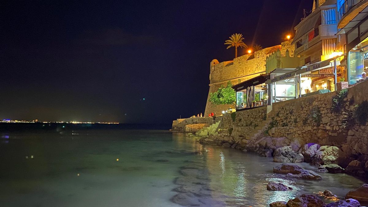 Imagen nocturna de Peñíscola tomada desde el Entre dos Aguas y Muva Beach.