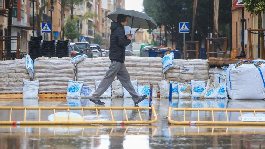 Aldaia se prepara con sacos de arena para proteger las viviendas próximas al Barranco de la Saleta
