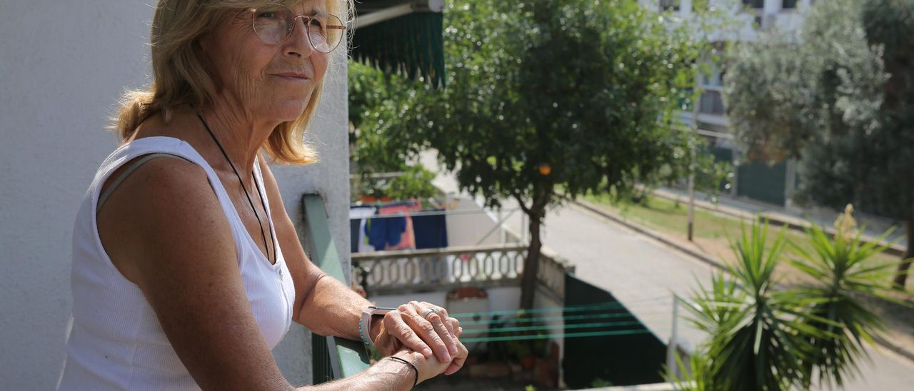 Montse Cabrejas, paciente con un trastorno de salud mental, en su casa.