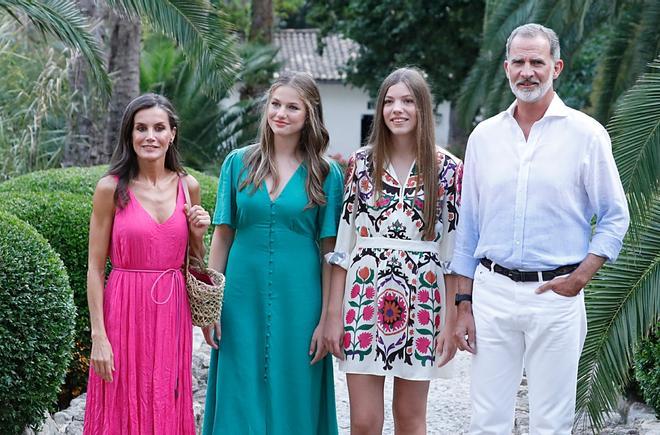 Los reyes y sus hijas posan en los jardines de Alfabia en Mallorca