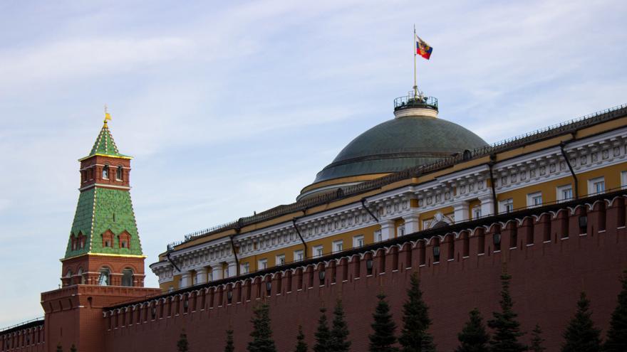 Bandera de Rusia sobre el Kremlin, en Moscú.