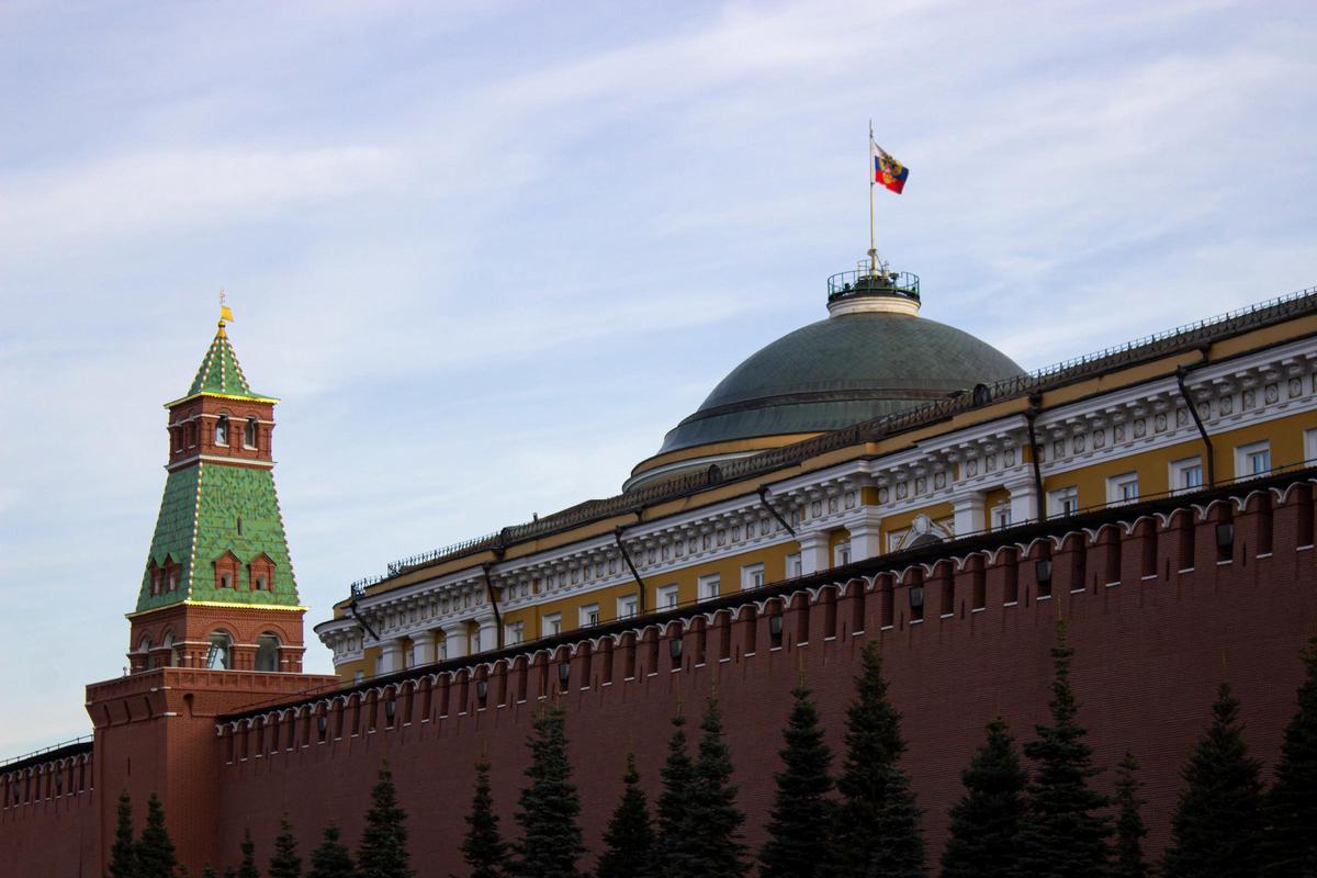 Bandera de Rusia sobre el Kremlin, en Moscú.
