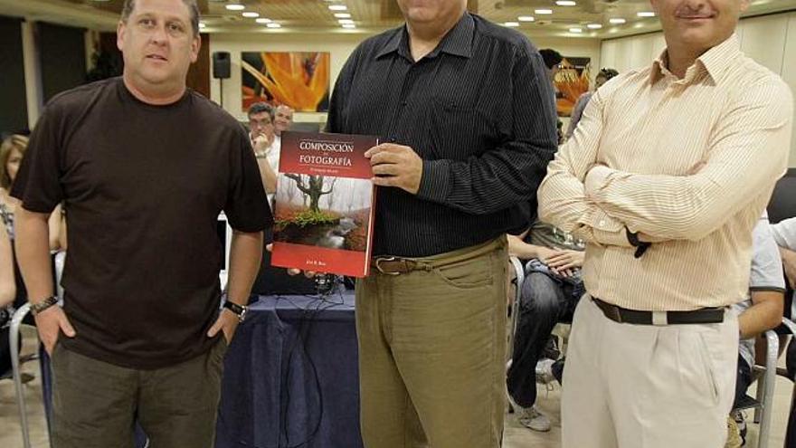 El fotógrafo alicantino José B. Ruiz, en el centro de la imagen, con su libro.