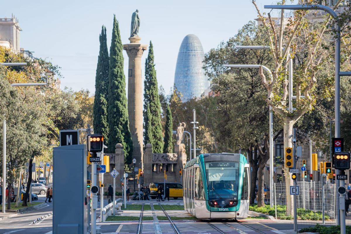 El tranvía se estrena entre Glòries y Verdaguer entre expectación vecinal y sin acto político