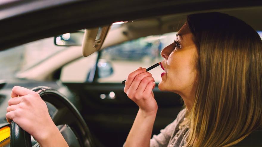 ¿Te pintas los labios o te maquillas al volante? La DGT avisa: multas de hasta 500 euros estando incluso parada en un semáforo
