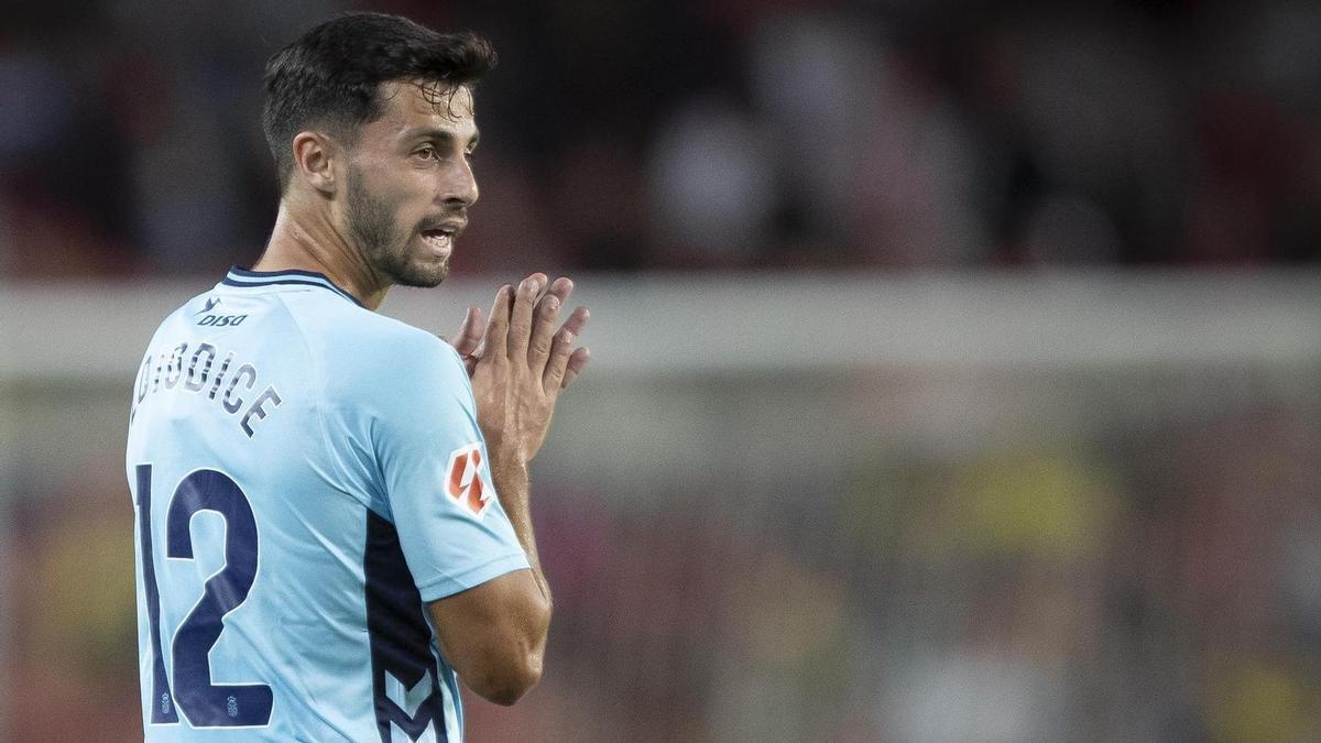 Gesto de rabia de Enzo Loiodice, en el estadio de Los Cármenes, ante el Granada, en la primera vuelta.