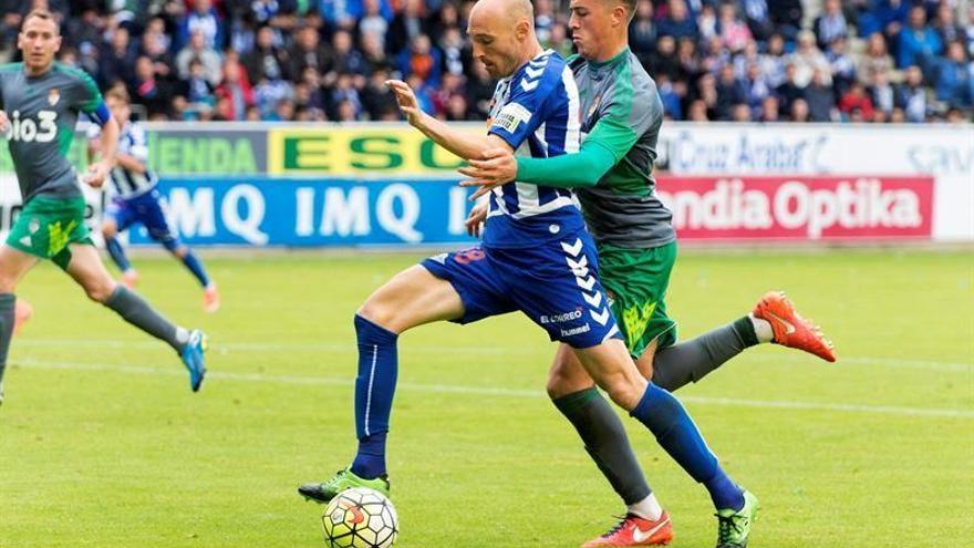 El Alavés pone rumbo a Primera (2-0), Osasuna remonta un 0-2 (3-2) y el Oviedo pierde en Almería (3-1)