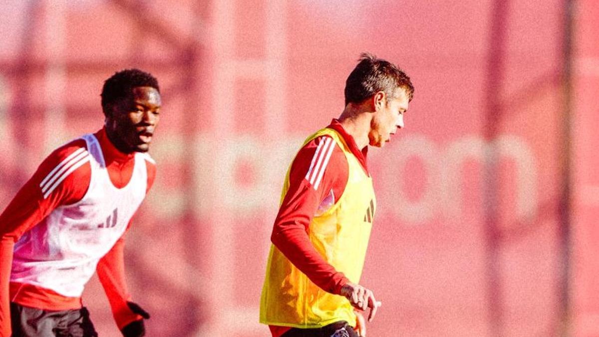 Azpilicueta y Agoumé en el entrenamiento matinal de este miércoles del Sevilla FC