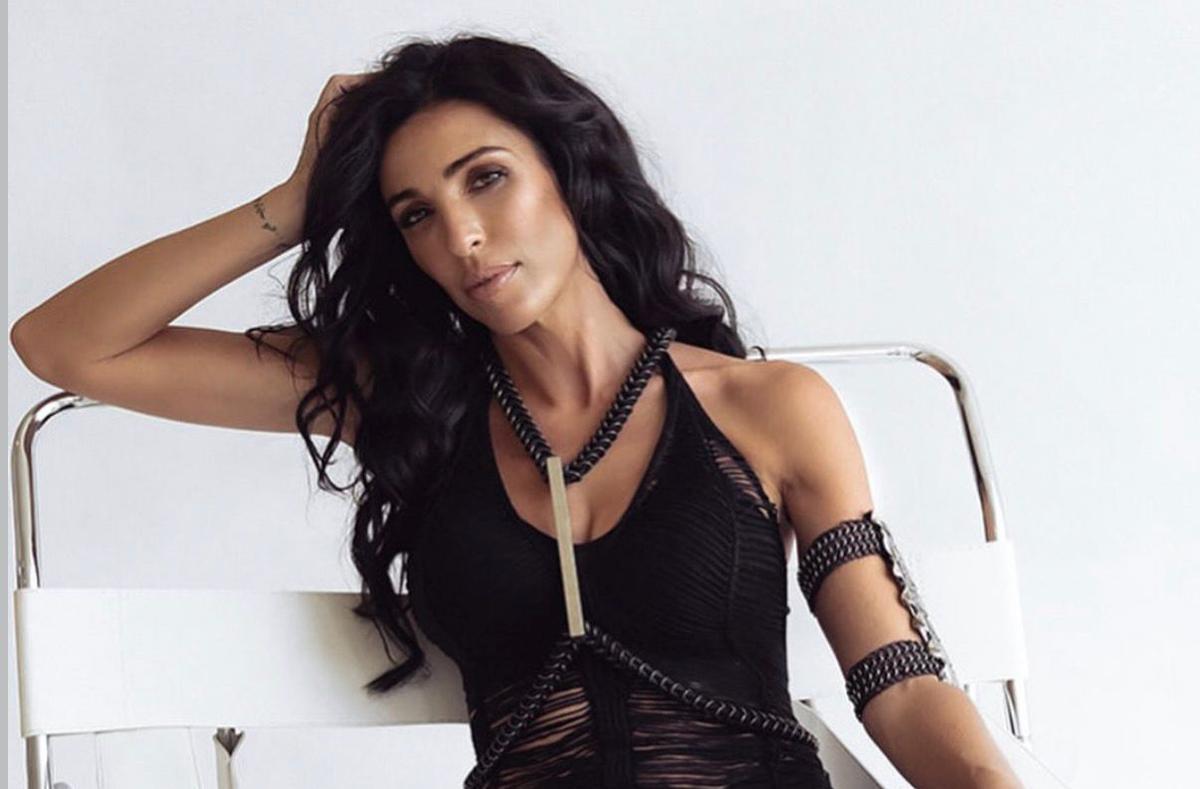 La dj B Jones presenta su nuevo single.