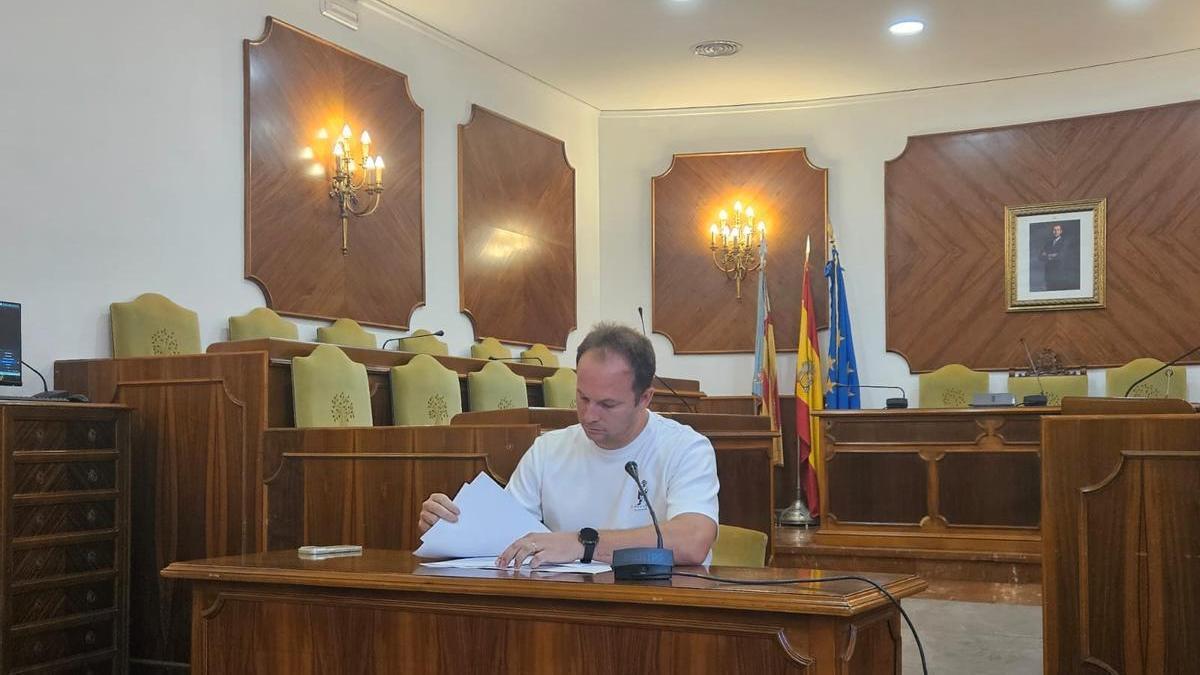 El concejal de Deportes de Oliva, Joan Mascarell, plantea su dimisión «por motivos personales» tras las críticas por la gestión de la legionela en el riego del Morer