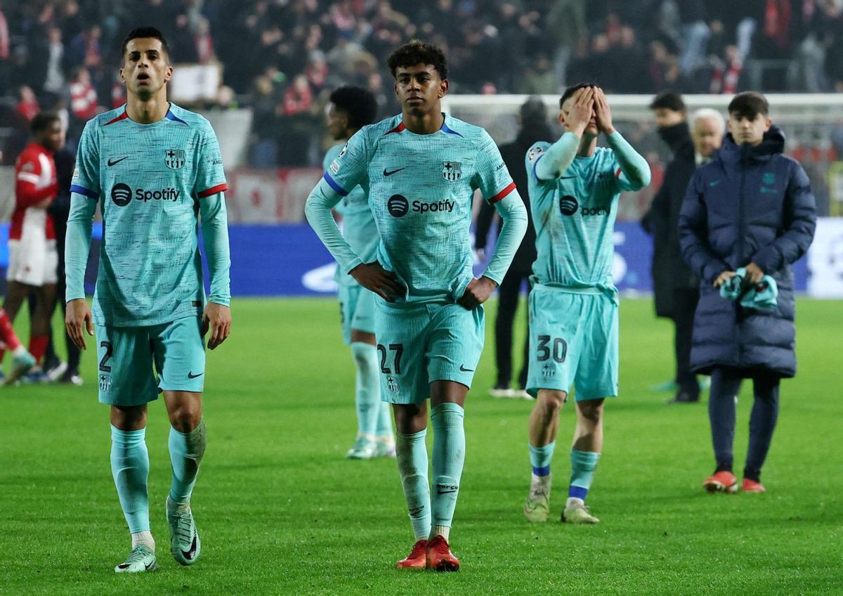 Els futbolistes del Barça lamenten la seva derrota a Anvers en el tancament de la fase de grups de la Champions. | YVES HERMAN / REUTERS
