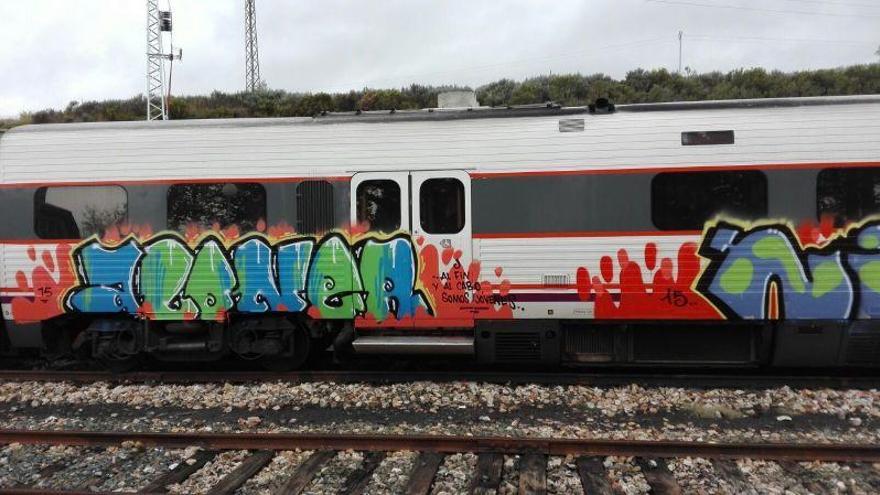 Graffitis aparecido en el tren de Puebla