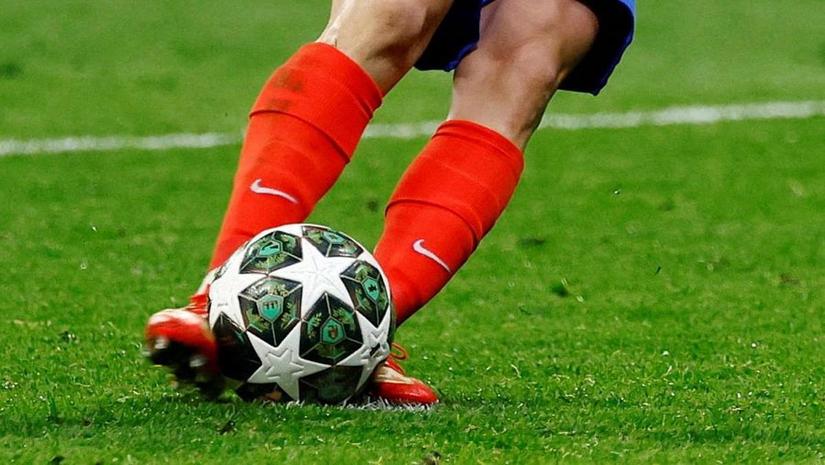 Penalti de Julián Álvarez durante la tanda entre el Atlético y el Real Madrid en los octavos de final de la Champions League