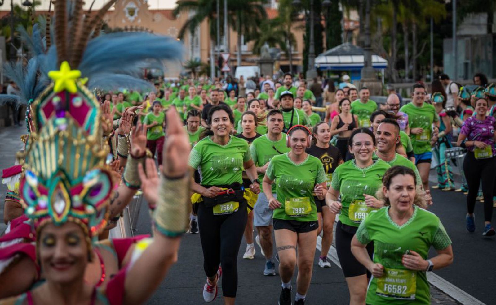 Los corredores difrutaron de un ambiente festivo.  | ANDRÉS GUTIÉRREZ