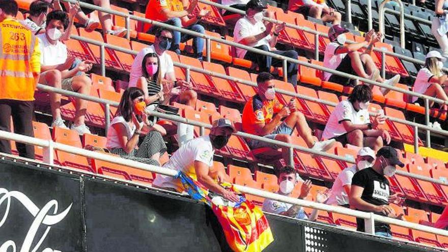 Aficionados en una grada de Sillas Gol de Mestalla durante el partido ante el Eibar.  | J.M. LÓPEZ