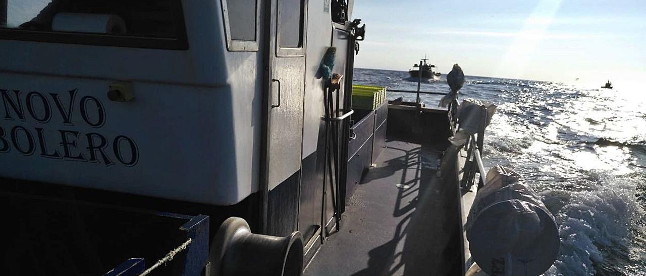 El puente del “Novo Bolero”, en primer término, y a su popa, otros dos barcos de Cambados, ayer.  | CEDIDA