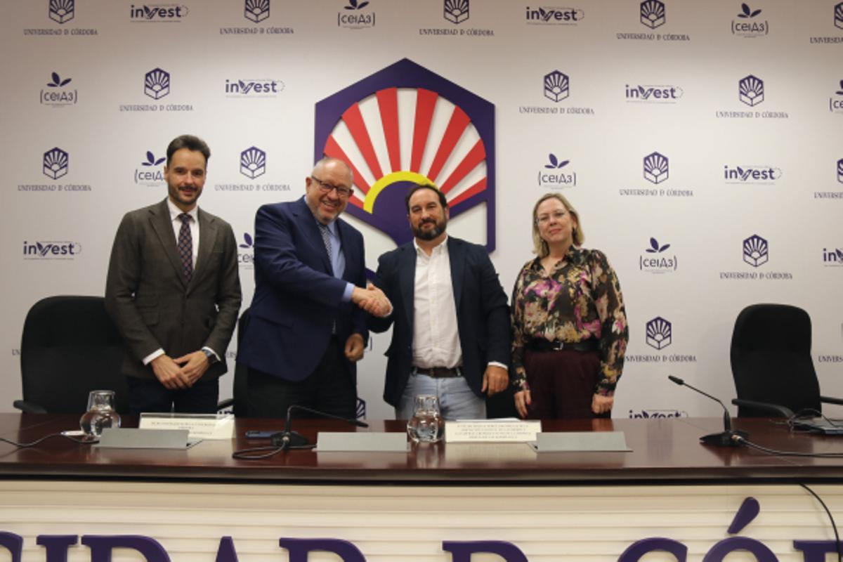 Firma del convenio entre Aggex, Dehesa Albaidas y la UCO.