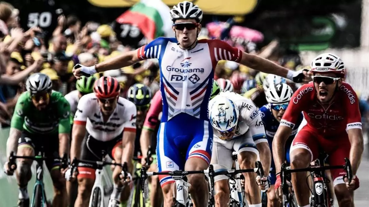 Démare vence con poderío en el esprint antes de la etapa reina