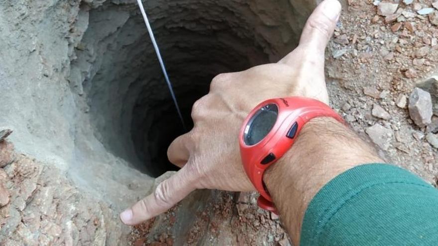 Los pozos como el de Totalán se suelen sellar con una piedra