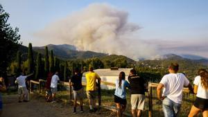 La simultaneïtat d’incendis tensiona els bombers