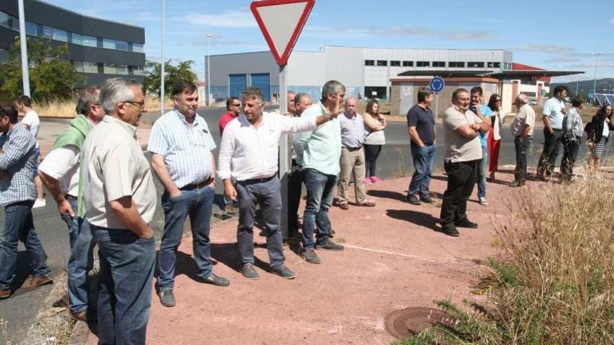 Empresarios reunidos ayer, con el alcalde en el polígono de Silleda. // Bernabé