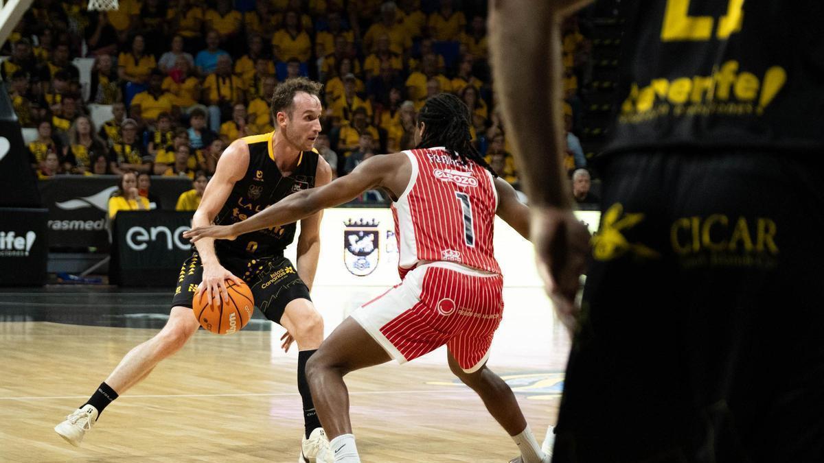 Marcelinho Huertas bota el balón ante Forrest en el Canarias-Murcia de la primera vuelta.