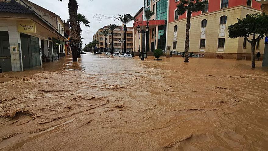 Una calle anegada tras la DANA de 2019 en Los Alcázares.