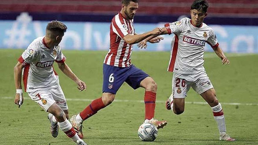 Kubo y Pozo presionan a Koke en el encuentro ante el Atlético de Madrid del pasado viernes.