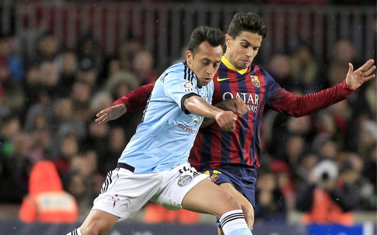 Hugo Mallo, que ha renovado con el Celta, lucha con Bartra