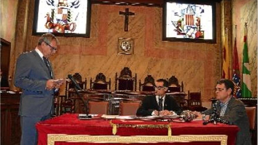 Constitució de la mesa d&#039;edat el 13 de juny al ple d&#039;investidura del nou consistori amb el crucifix a la sala