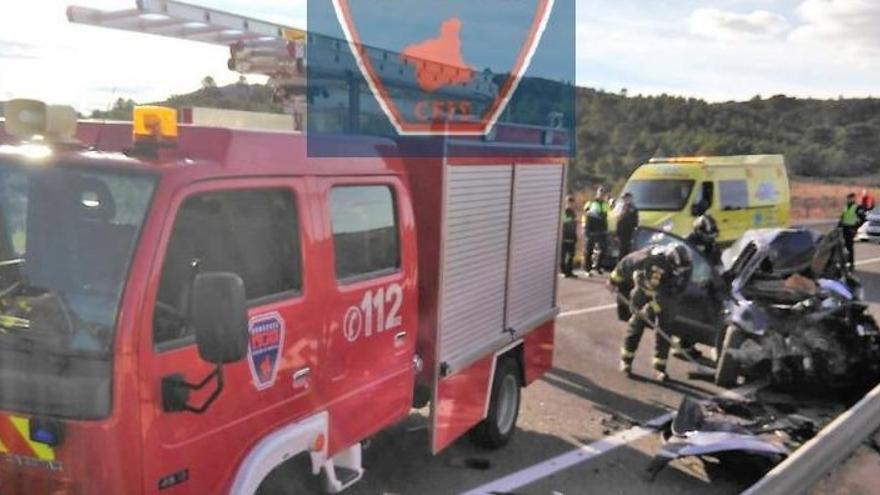 Los bomberos rescatan el cuerpo del fallecido.