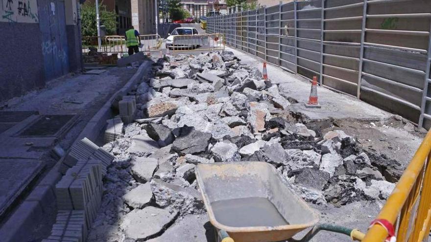 Operarios levantan el pavimento de la calle Jiménez de Quesada.