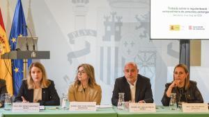 (I-D) La consellera de Derechos Sociales de la Generalitat, Mònica Martínez Bravo; la secretaria de Estado de Migraciones, Pilar Cancela; el delegado del Gobierno en Catalunya, Carlos Prieto; y la consellera de Igualdad de la Generalitat, Eva Menor; durante una reunión sobre la regularización extraordinaria de migrantes, a 5 de mayo de 2026, en Barcelona, Catalunya (España). Esta reunión, celebrada en la Delegación del Gobierno en Cataluña, tiene como objetivo principal la coordinación institucional para agilizar el proceso de regularización extraordinaria de personas migrantes. 05 MAYO 2026;MIGRACIÓN;REGULARIZACIÓN;MIGRANTES;CATALUNYA;BARCELONA;DECRETO LEY;GOBIERNO;DELEGACIÓN Alberto Paredes / Europa Press 05/05/2026. Mònica Martínez Bravo;Pilar Cancela;Carlos Prieto;Eva Menor;Alberto Paredes