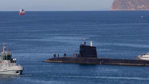 El submarino S-81 Isaac Peral tras salir del astillero de Navantia, este viernes por la mañana.