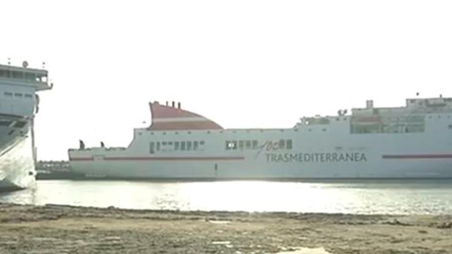 El ferry &#039;Albayzín&#039; (derecha), esta mañana, atracado en el muelle de Los Mármoles, en Arrecife. A la izquierda, el barco de Naviera Armas.